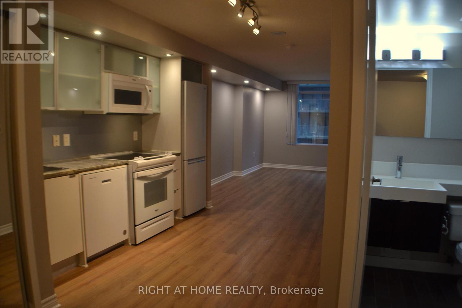 1005 - 25 Telegram Mews, Toronto, Ontario  M5V 3Z1 - Photo 4 - C13199624