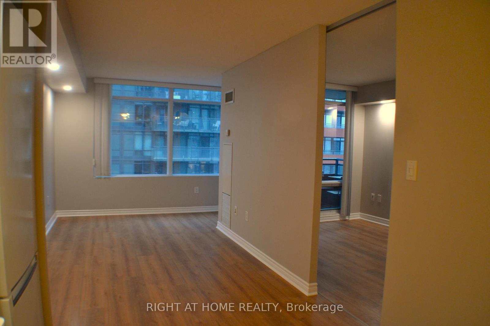 1005 - 25 Telegram Mews, Toronto, Ontario  M5V 3Z1 - Photo 8 - C13199624