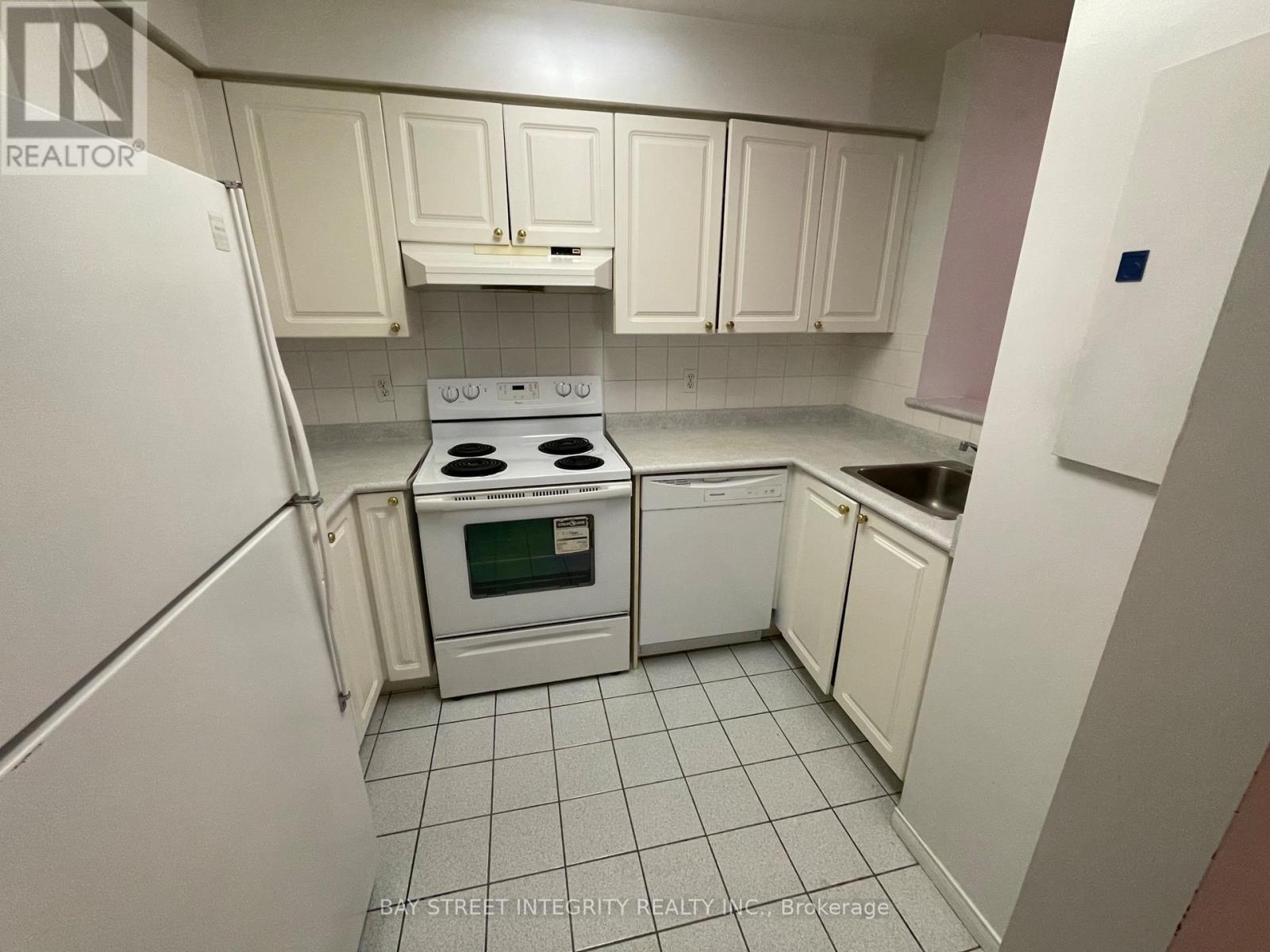 709 - 8 Pemberton Avenue, Toronto, Ontario  M2M 4K8 - Photo 3 - C13200032