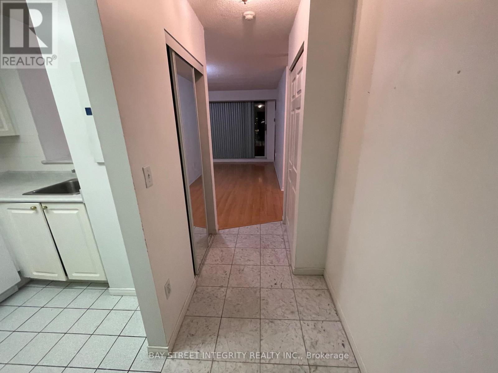 709 - 8 Pemberton Avenue, Toronto, Ontario  M2M 4K8 - Photo 4 - C13200032