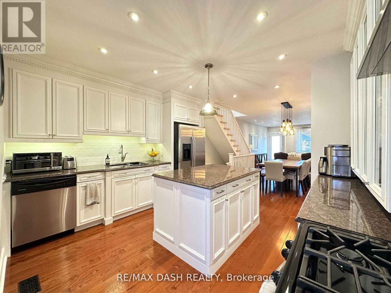 24 Berkshire Avenue, Toronto, Ontario  M4M 2Z6 - Photo 14 - E13199726