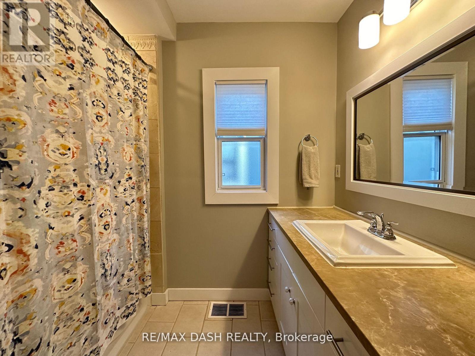 24 Berkshire Avenue, Toronto, Ontario  M4M 2Z6 - Photo 35 - E13199726