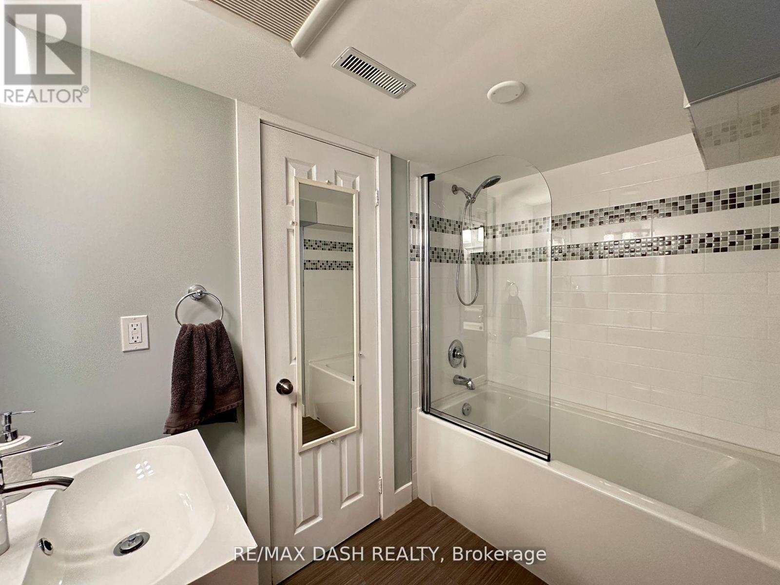 24 Berkshire Avenue, Toronto, Ontario  M4M 2Z6 - Photo 44 - E13199726