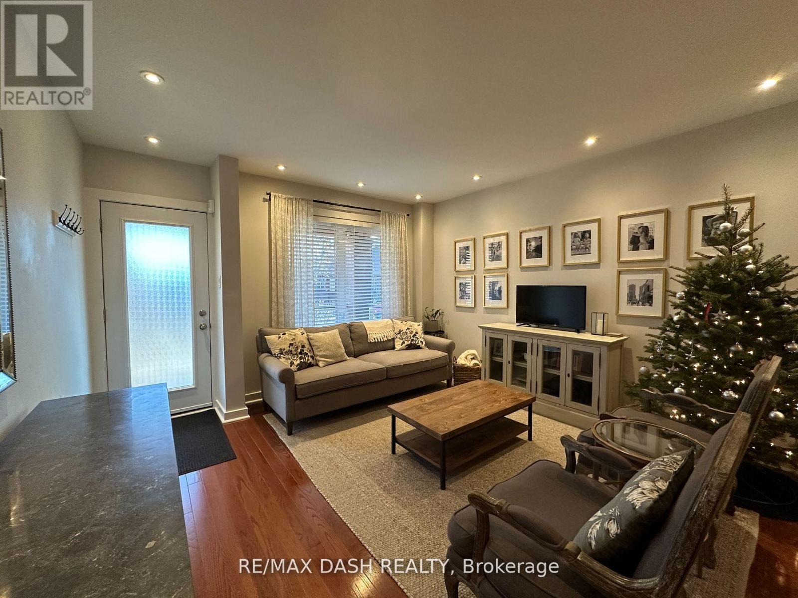 24 Berkshire Avenue, Toronto, Ontario  M4M 2Z6 - Photo 5 - E13199726