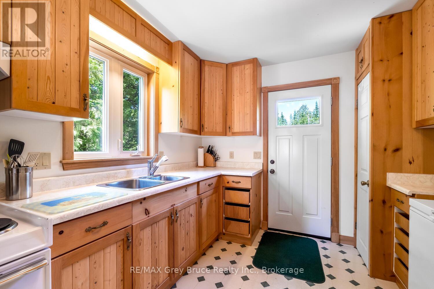 159 Zorra Drive, Northern Bruce Peninsula, Ontario  N0H 2R0 - Photo 5 - X12732682