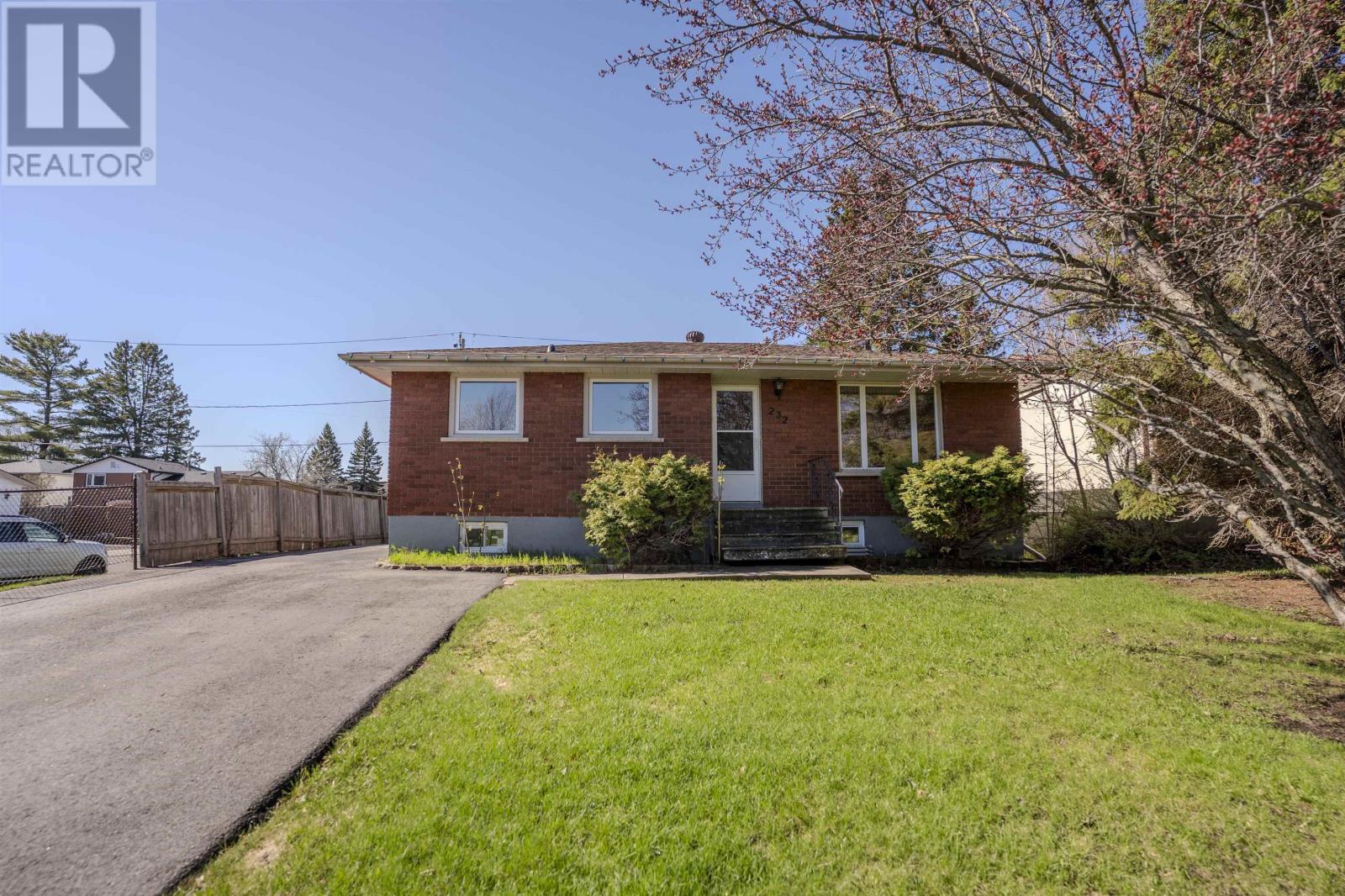 232 Kensington DR, THUNDER BAY, Ontario
