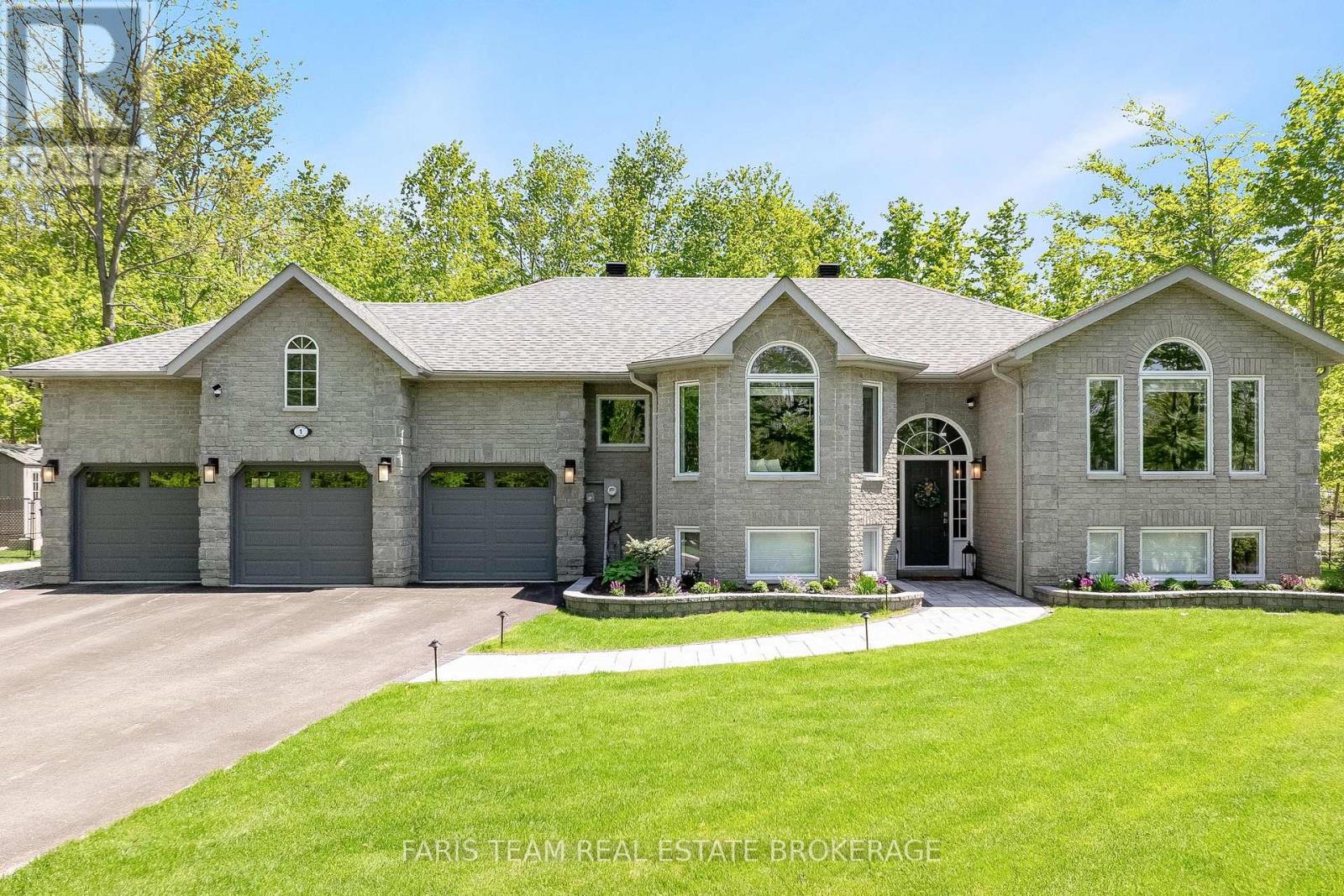 1 Pineview Drive, Oro-Medonte, Ontario  L0L 2L0 - Photo 3 - S12920064