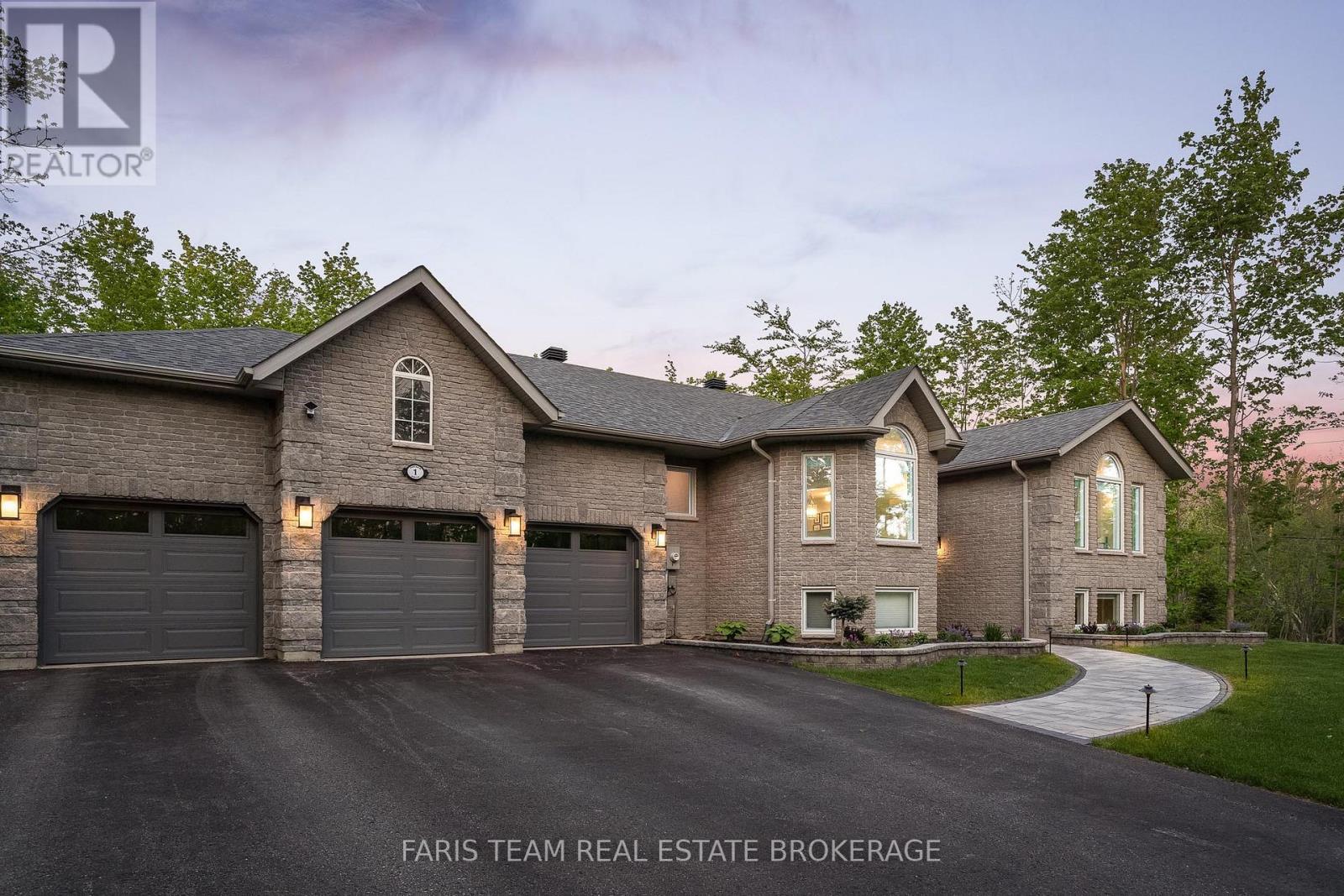 1 Pineview Drive, Oro-Medonte, Ontario  L0L 2L0 - Photo 2 - S12920064