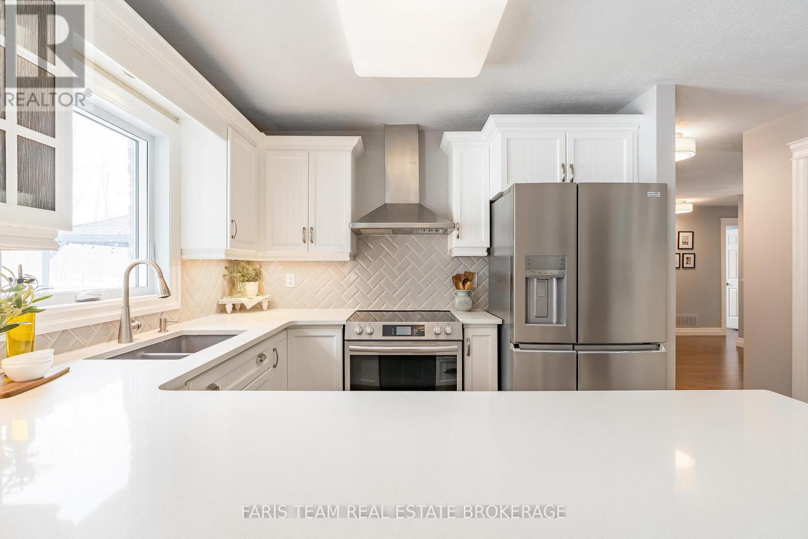 1 Pineview Drive, Oro-Medonte, Ontario  L0L 2L0 - Photo 11 - S12920064
