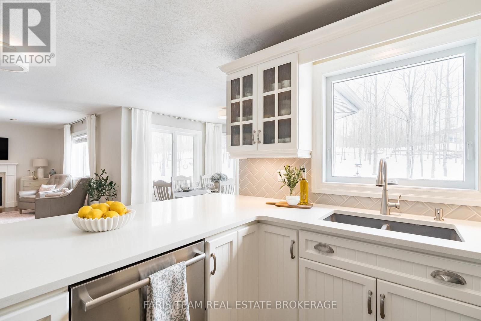1 Pineview Drive, Oro-Medonte, Ontario  L0L 2L0 - Photo 8 - S12920064