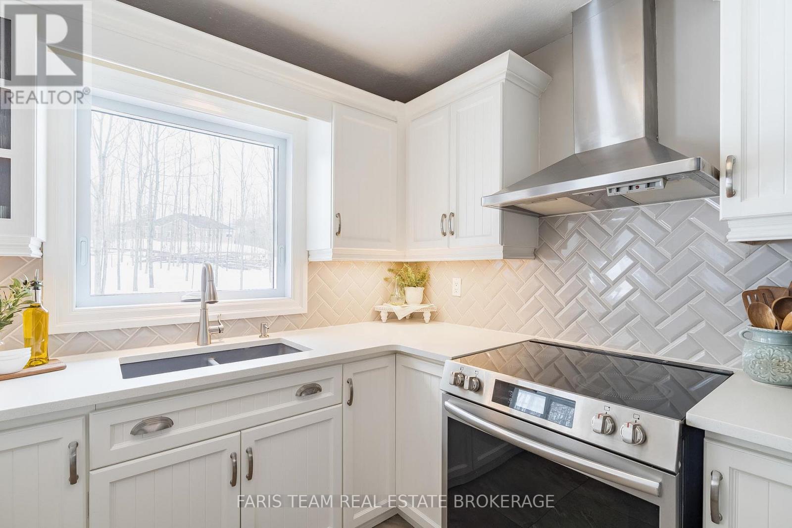 1 Pineview Drive, Oro-Medonte, Ontario  L0L 2L0 - Photo 9 - S12920064