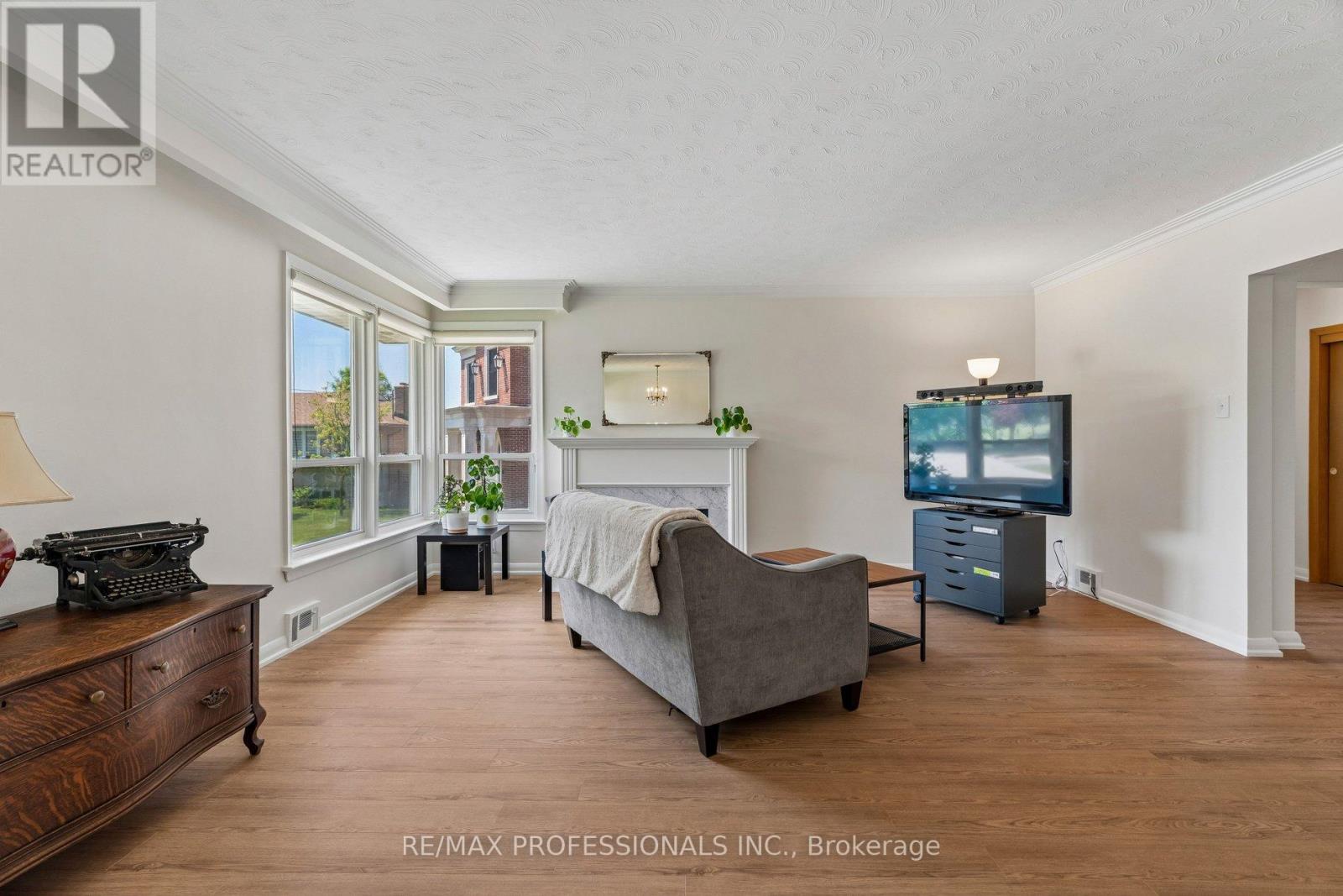 151 Perry Crescent, Toronto, Ontario  M9A 1K8 - Photo 12 - W13199128