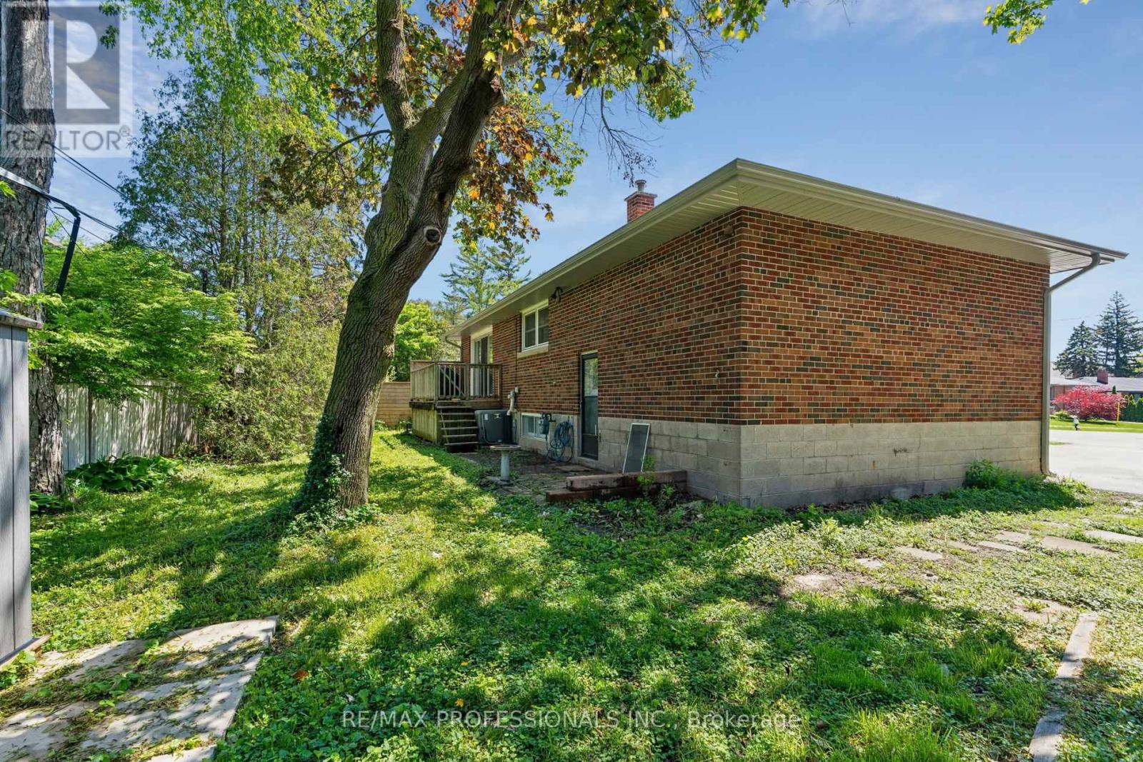 151 Perry Crescent, Toronto, Ontario  M9A 1K8 - Photo 48 - W13199128