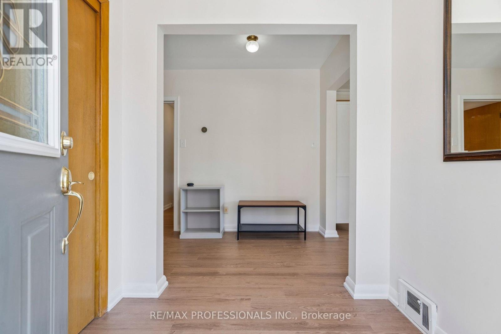 151 Perry Crescent, Toronto, Ontario  M9A 1K8 - Photo 7 - W13199128