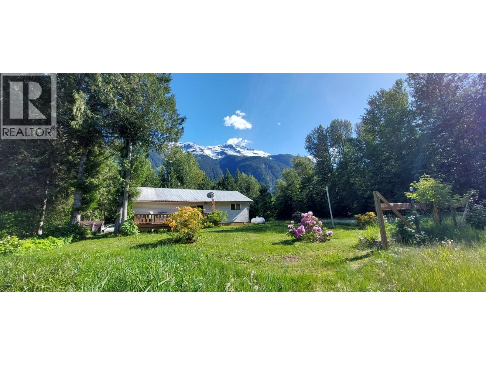 2250 Mackenzie 20 Highway, Hagensborg, British Columbia  V0T 1H0 - Photo 1 - R3128718
