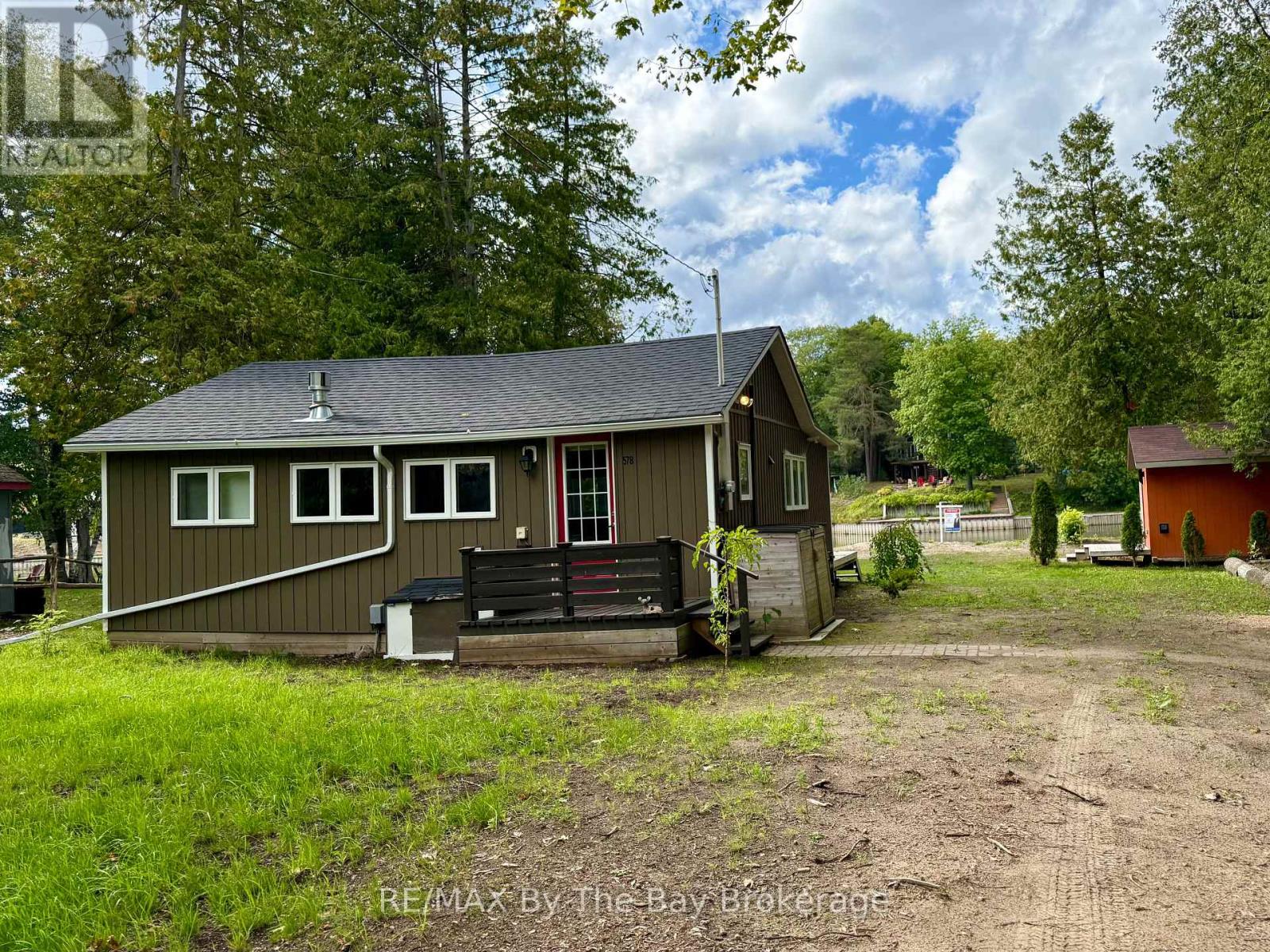 578 Oxbow Park Drive, Wasaga Beach, Ontario L9Z 2T8 - Photo 2 - S13201296