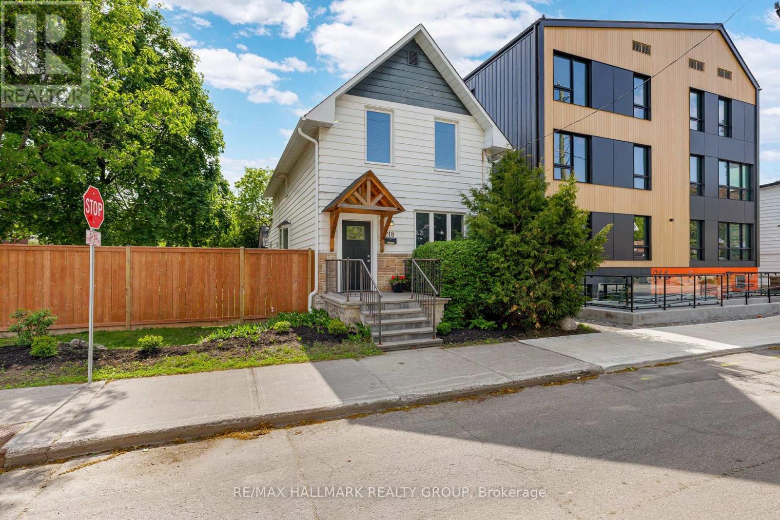 218 CARRUTHERS AVENUE, Ottawa, Ontario