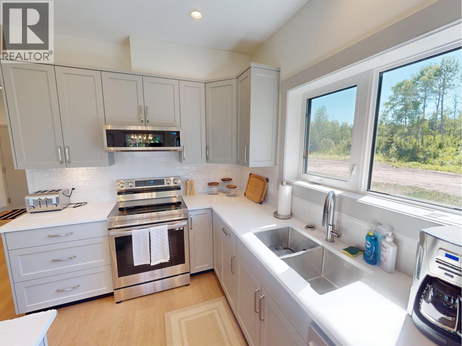 2530 Ford Road, Smithers, British Columbia  V0J 2N4 - Photo 3 - R3128584