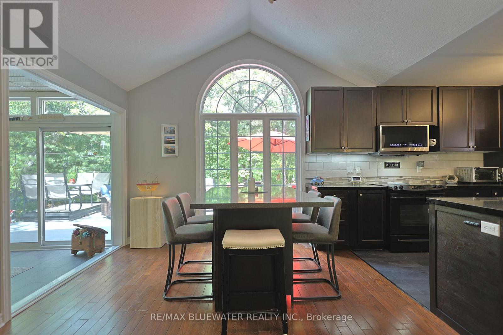 10419 Pinetree Drive, Lambton Shores, Ontario  N0M 1T0 - Photo 2 - X13202308