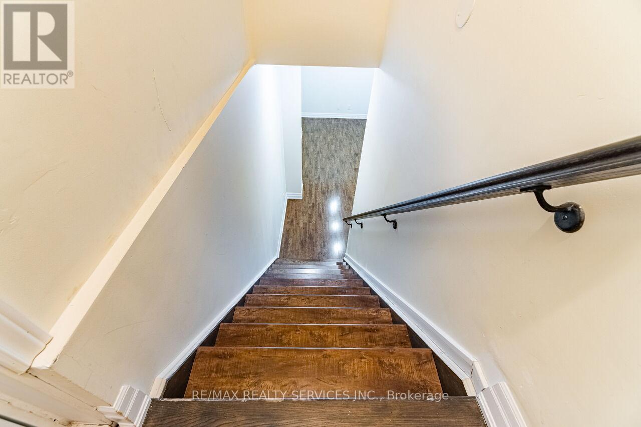 128 Rising Hill Ridge, Brampton, Ontario  L6Y 6B3 - Photo 2 - W13203148