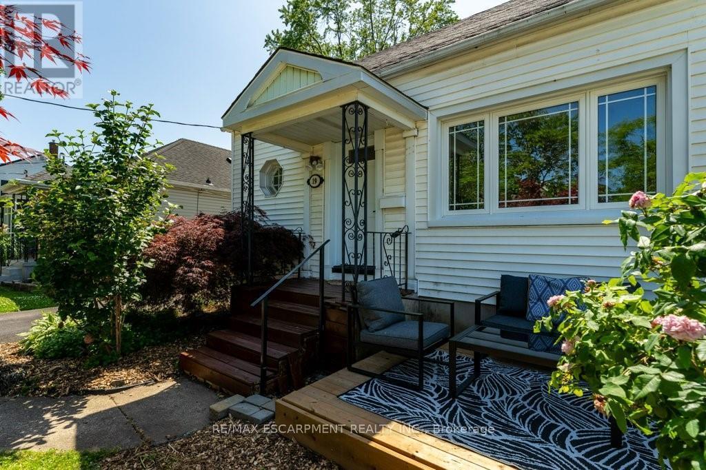 19 Columbia Street, St. Catharines, Ontario  L2R 5H5 - Photo 2 - X13203094