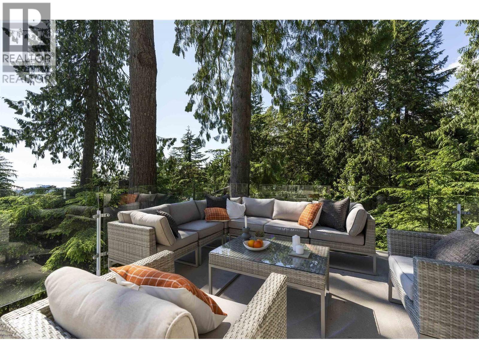 463 Ventura Crescent, North Vancouver, British Columbia  V7N 3G8 - Photo 2 - R3128843