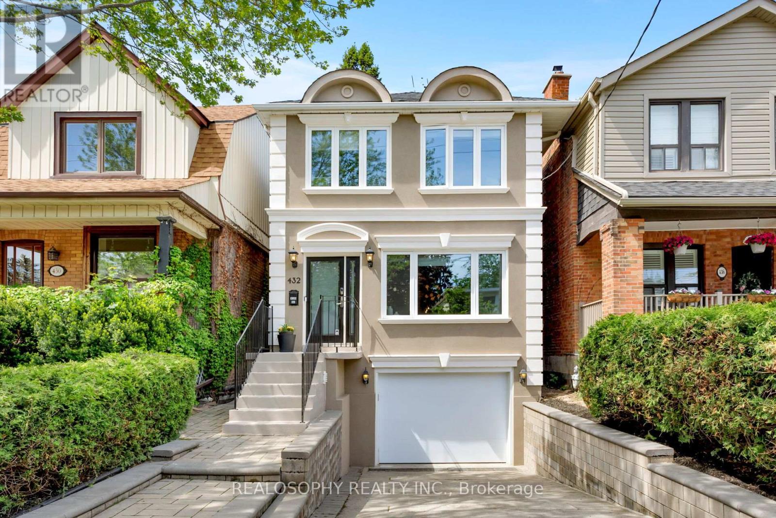 <div class="slider-price">$2,650,000</div><p>432 Merton Street, Toronto, Ontario</p>