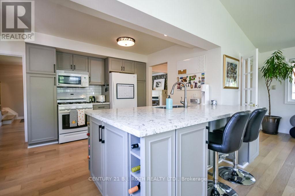 21 Belcourt Avenue, Barrie, Ontario  L4M 4E2 - Photo 12 - S13203506