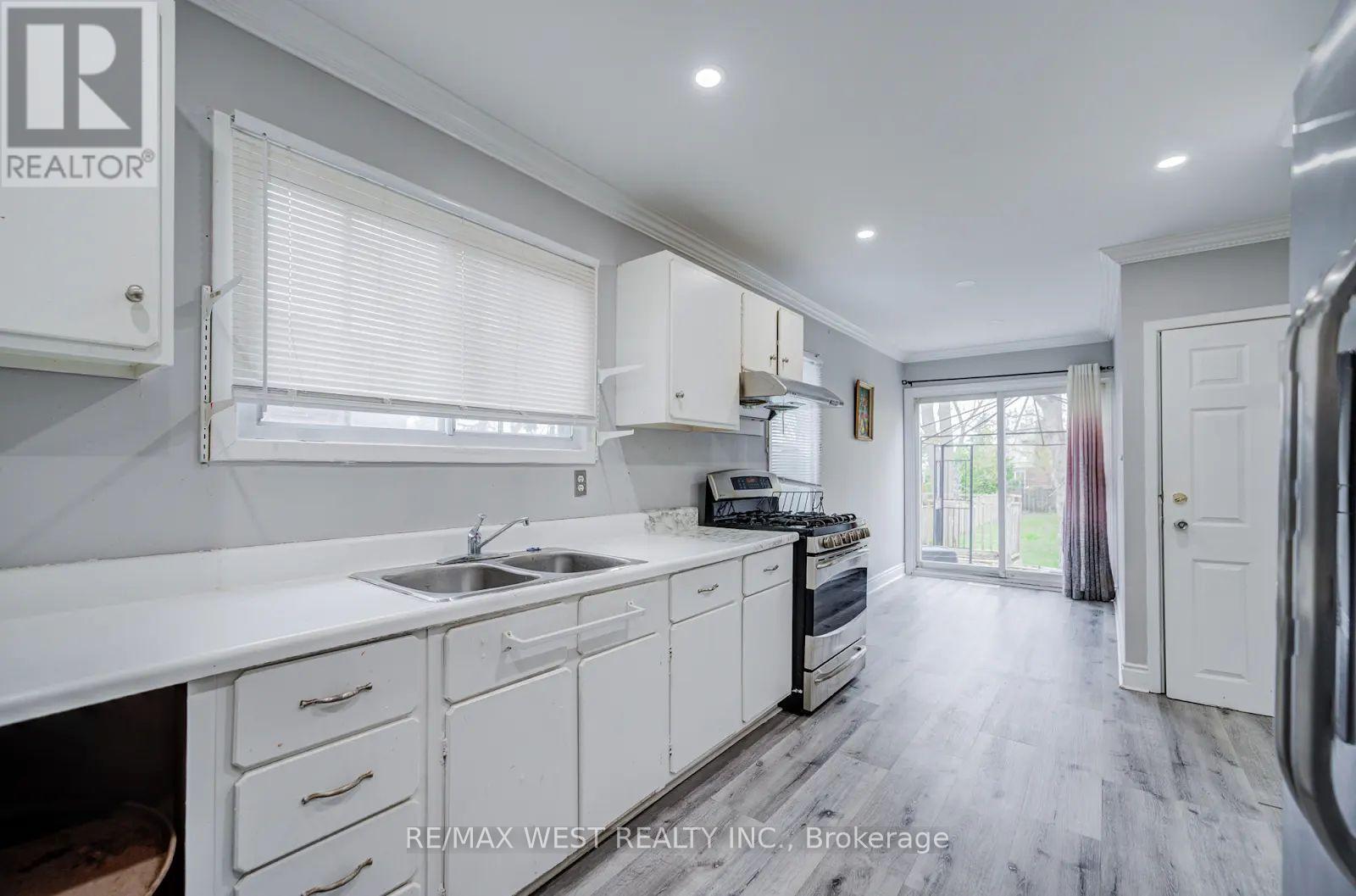 326 Queen Street S, Mississauga, Ontario  L5M 1M2 - Photo 14 - W13155102