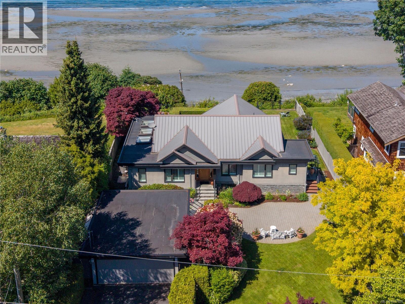 311 Poplar Ave, Qualicum Beach, British Columbia