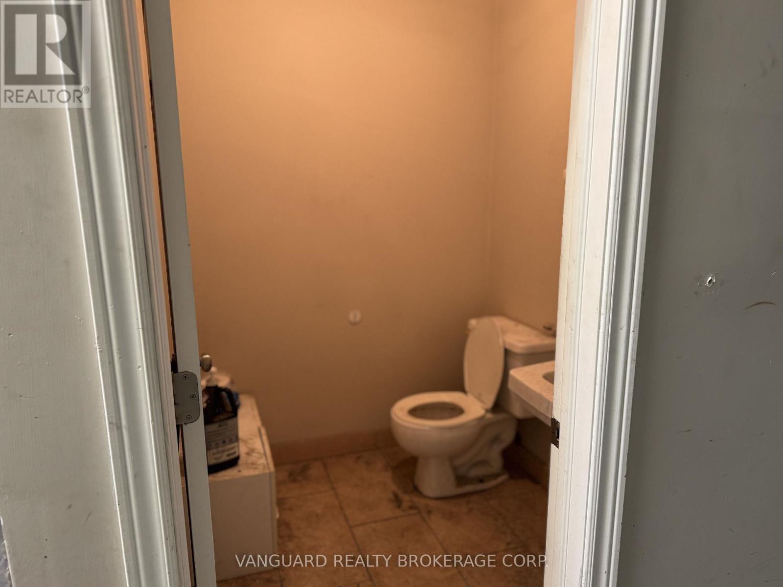 393 Signet Drive, Toronto, Ontario  M9L 1V3 - Photo 3 - W13204214