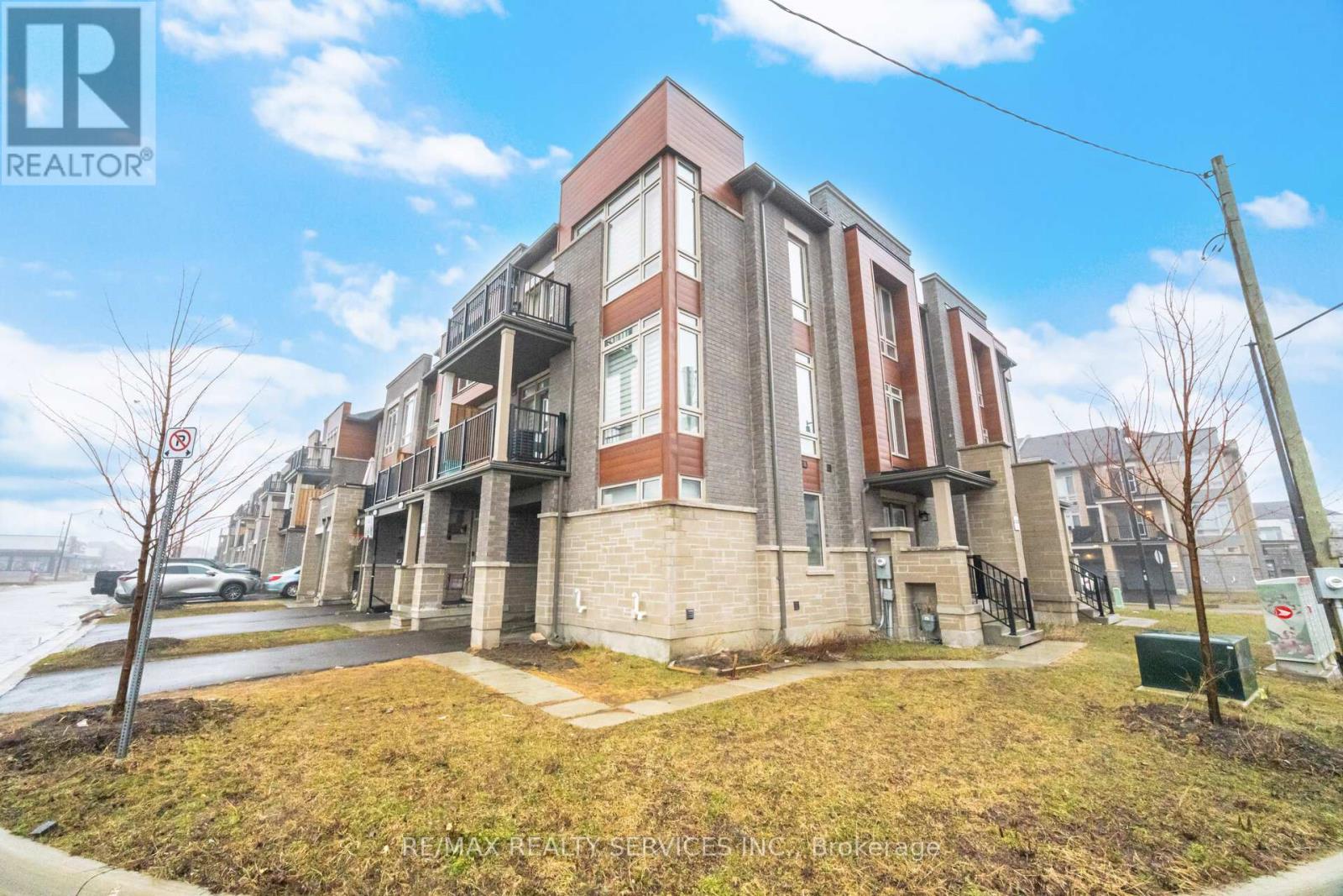 68 Donald Ficht Crescent, Brampton, Ontario  L7A 0B7 - Photo 2 - W13205658