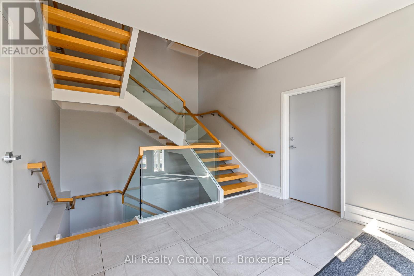 69 Donald Street, Ottawa, Ontario  K1K 1N3 - Photo 4 - X13205910