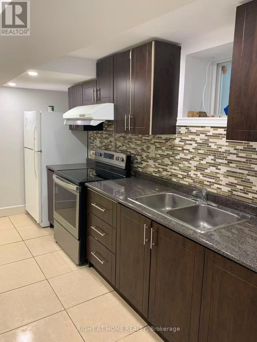 Bsmt - 353 Lansdowne Avenue, Toronto, Ontario  M6H 3Y2 - Photo 3 - C13072874