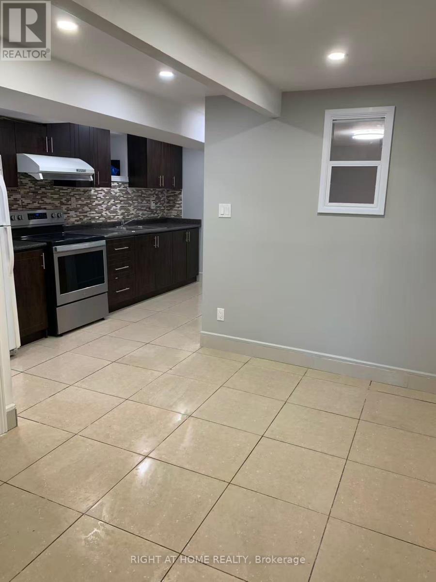 Bsmt - 353 Lansdowne Avenue, Toronto, Ontario  M6H 3Y2 - Photo 5 - C13072874