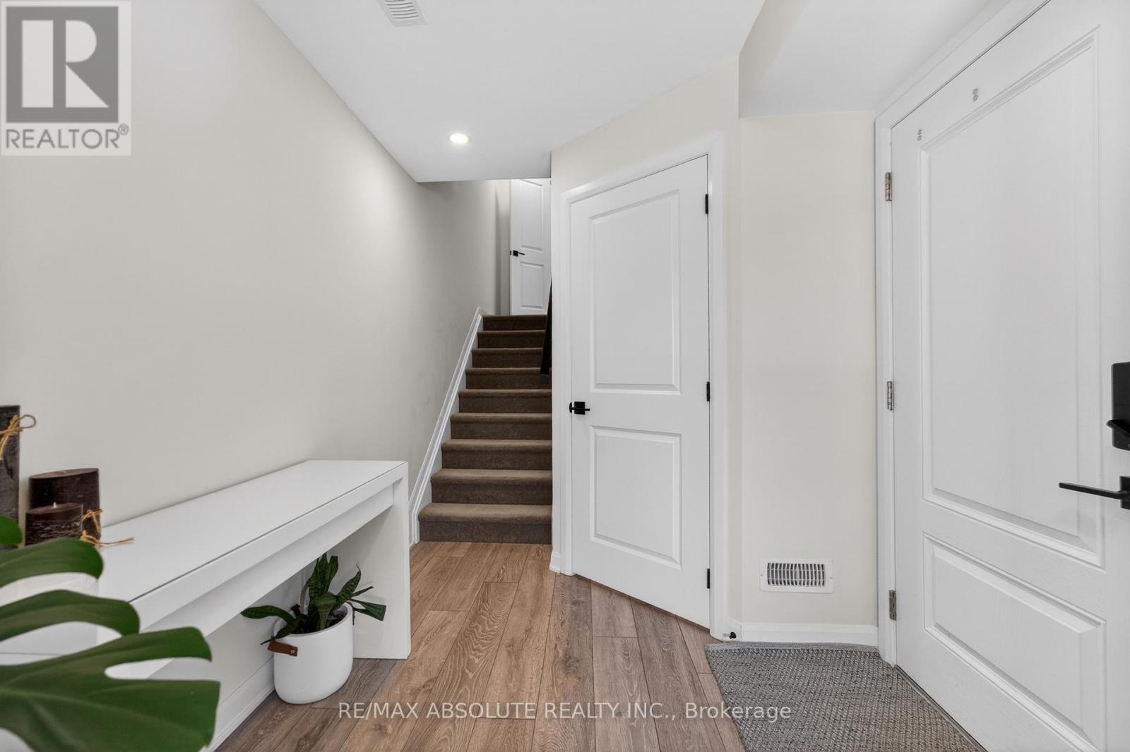 912 Lixnaw Court, Ottawa, Ontario  K2C 3H2 - Photo 4 - X13205974