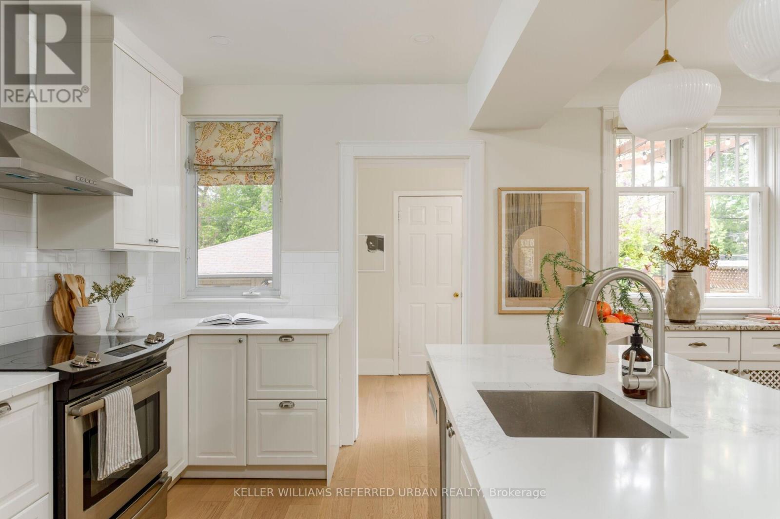 10 Valleyview Gardens, Toronto, Ontario  M6S 2B6 - Photo 19 - W13206000