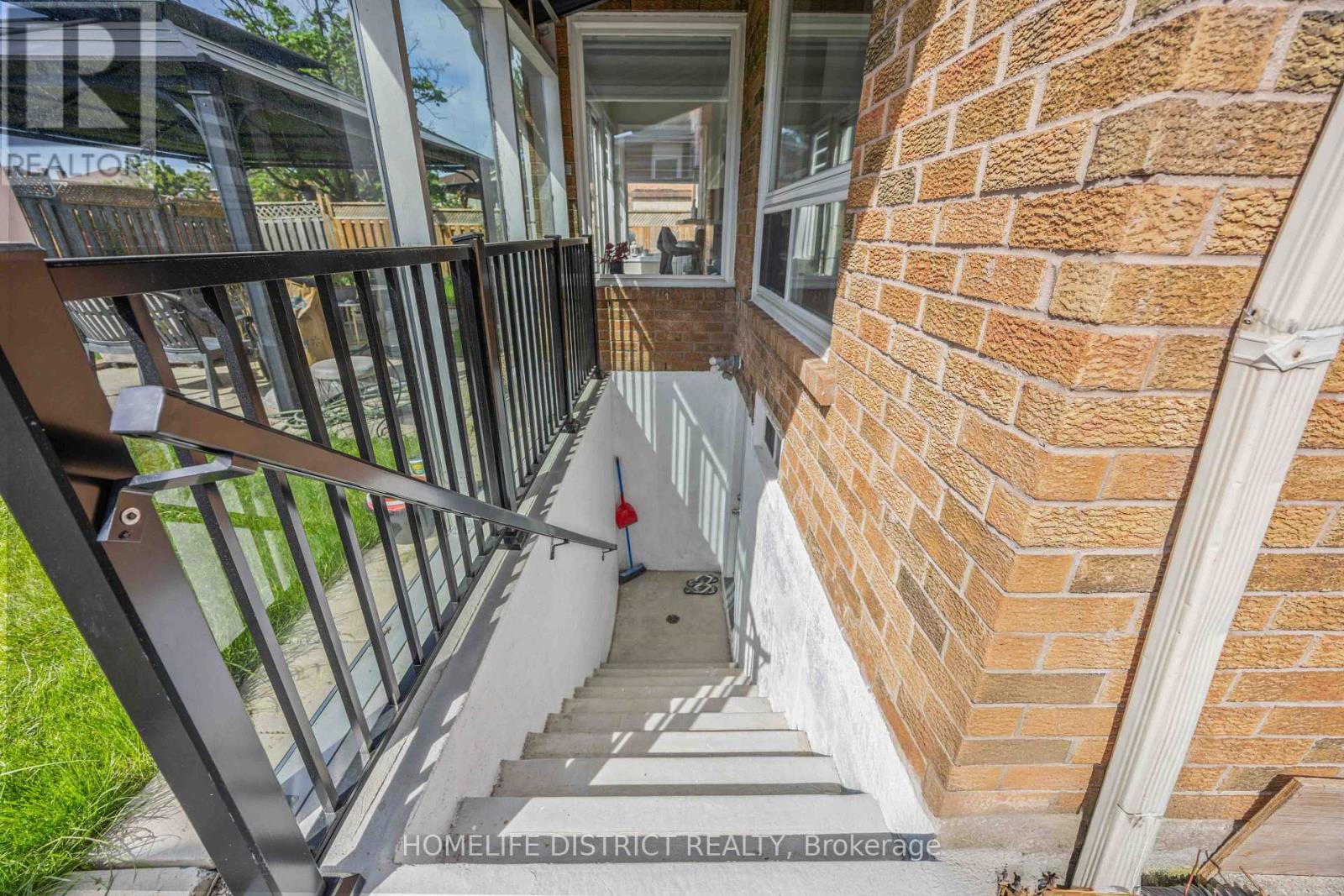 579 Sheppard Avenue, Pickering, Ontario  L1V 1G1 - Photo 2 - E13205460