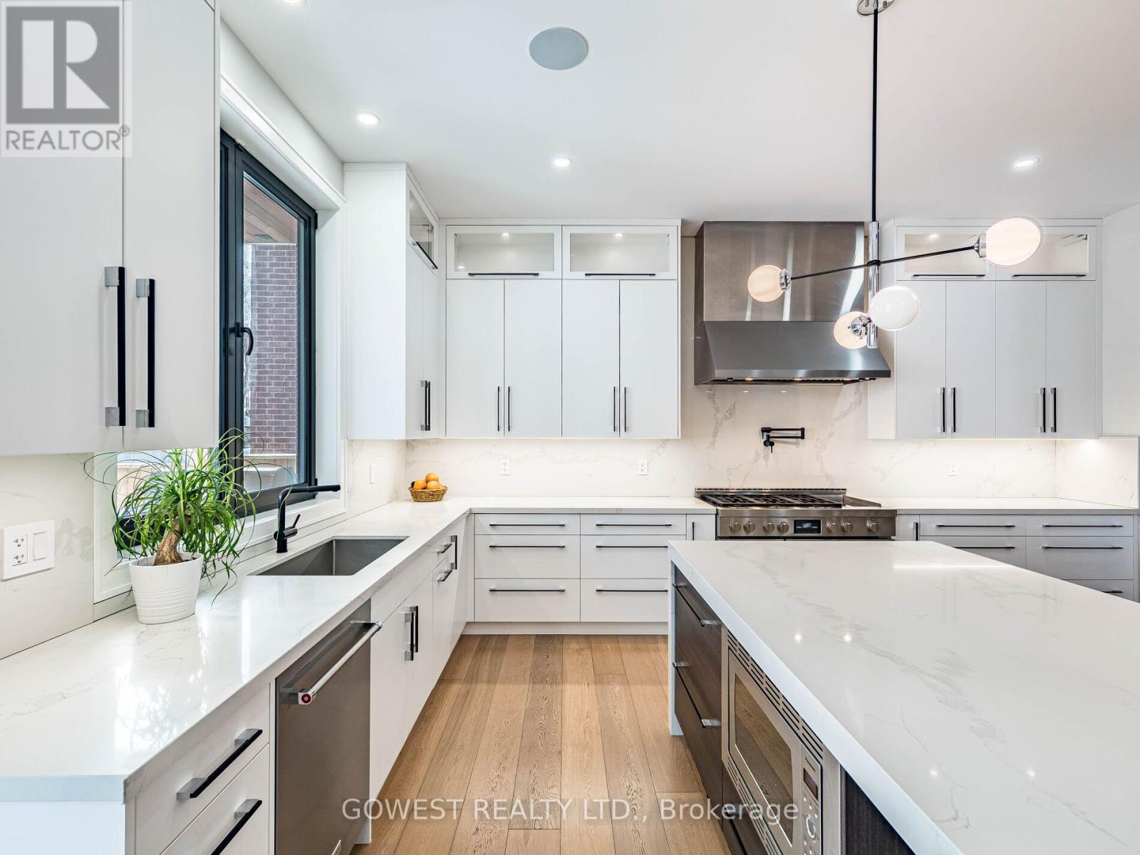 402 Niar Avenue, Mississauga, Ontario  L5G 1W3 - Photo 11 - W12931328