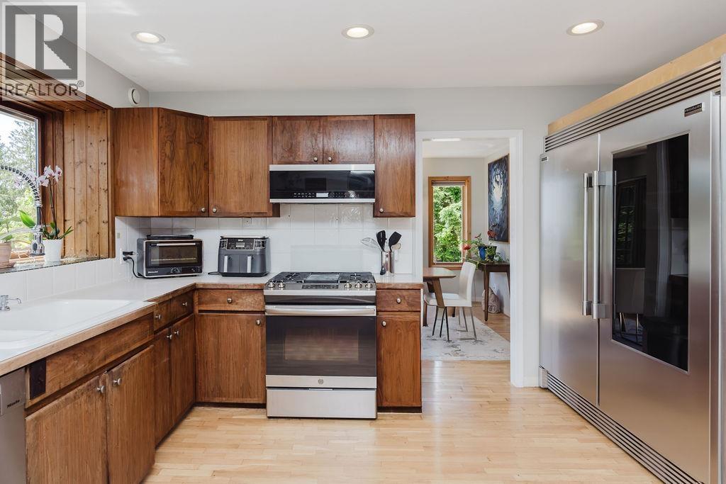 5454 Wakefield Road, Sechelt, British Columbia  V0N 3A8 - Photo 11 - R3128992