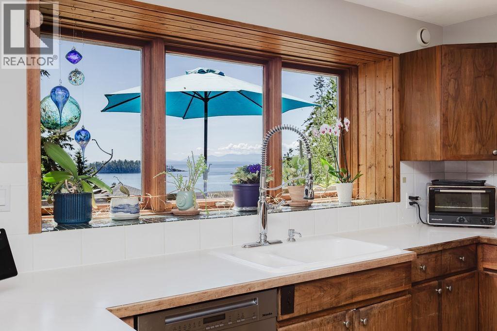 5454 Wakefield Road, Sechelt, British Columbia  V0N 3A8 - Photo 9 - R3128992
