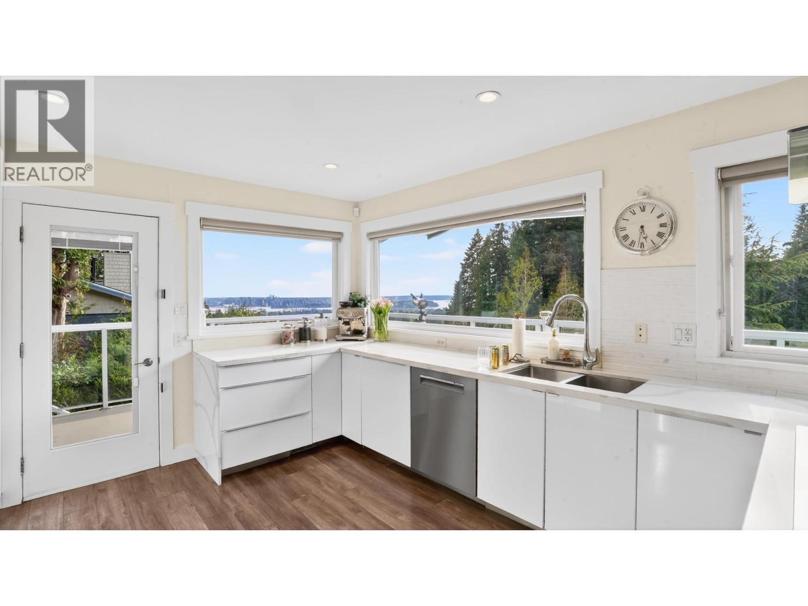 668 Alpine Court, North Vancouver, British Columbia  V7R 2L8 - Photo 6 - R3128924
