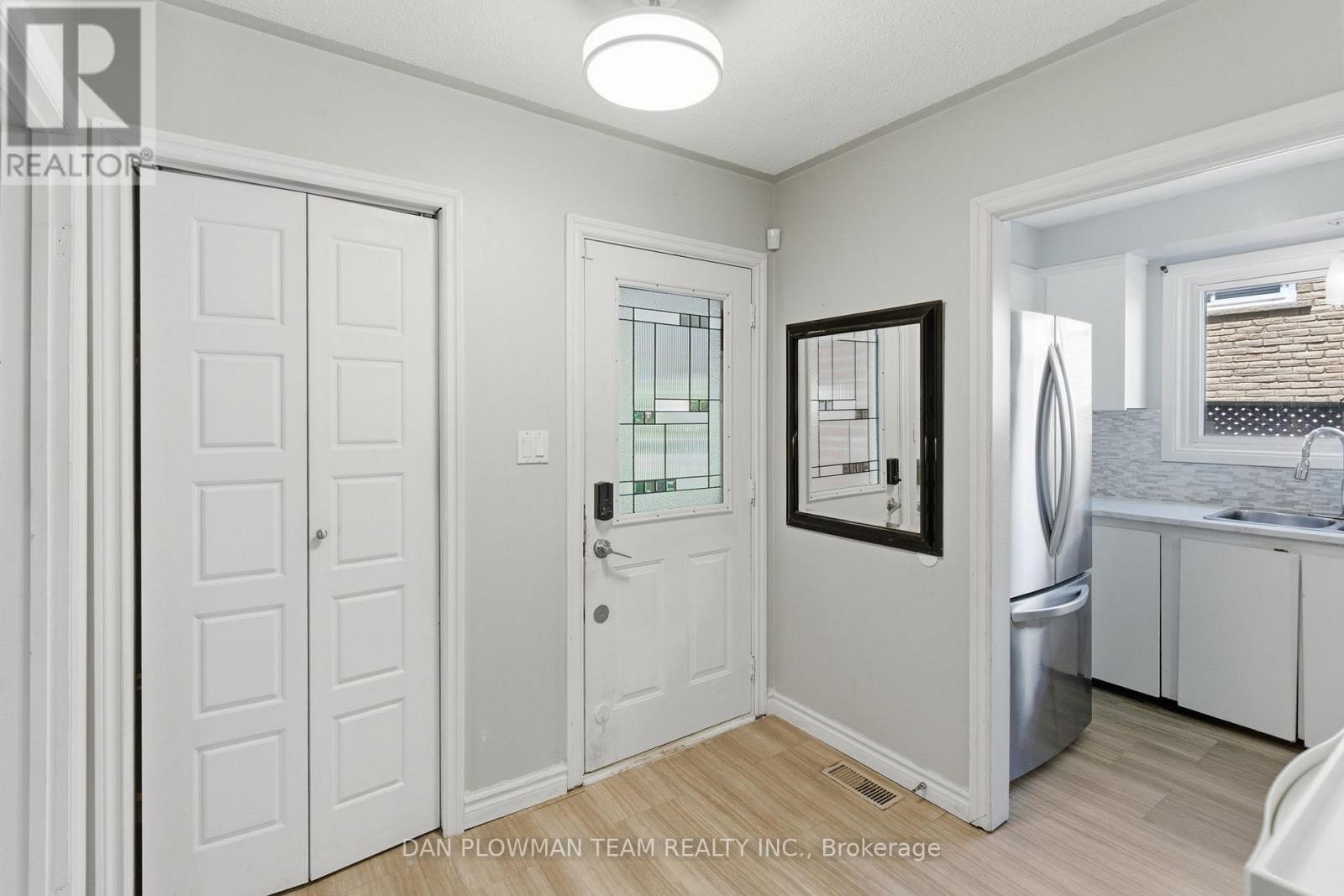 653 Berwick Crescent, Oshawa, Ontario  L1J 3E6 - Photo 4 - E13206032