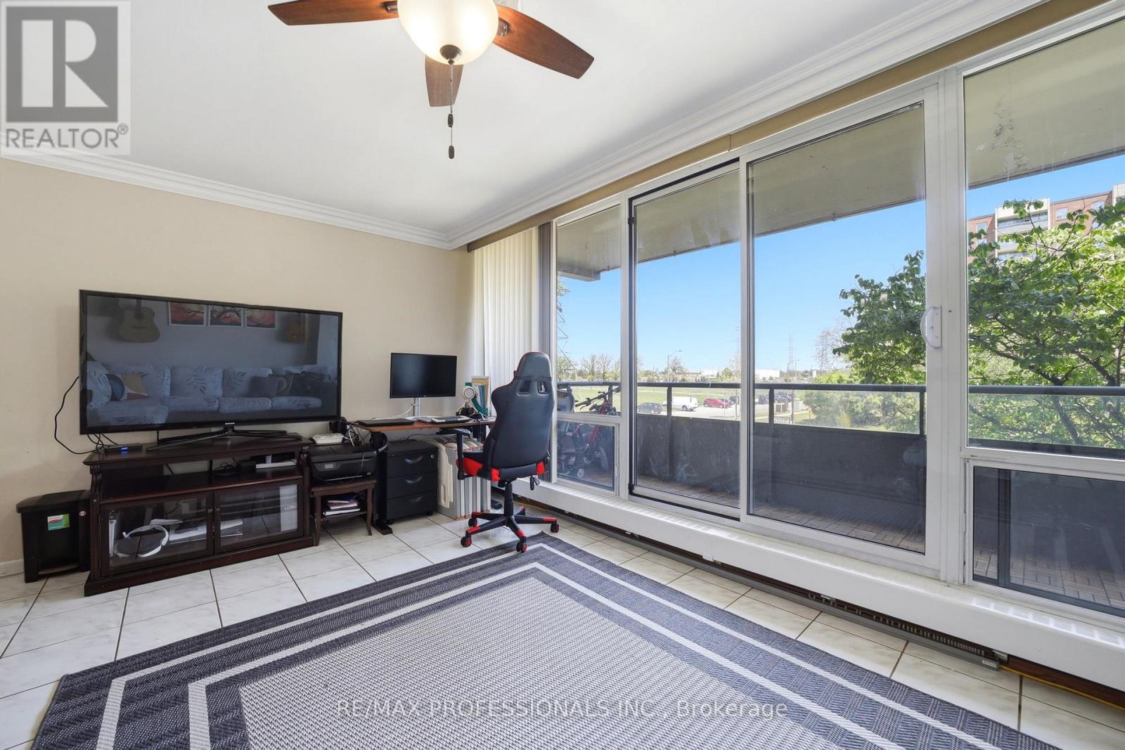 204 - 19 Four Winds Drive, Toronto, Ontario  M3J 2S9 - Photo 4 - W13206018