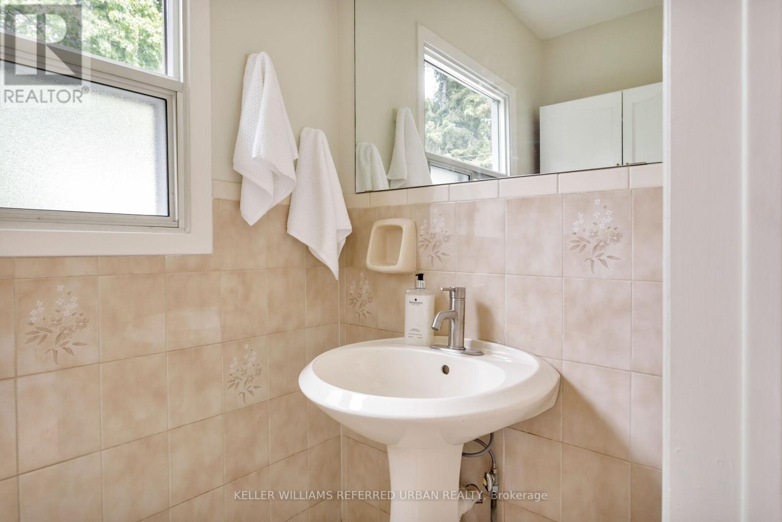 10 Valleyview Gardens, Toronto, Ontario  M6S 2B6 - Photo 33 - W13206000