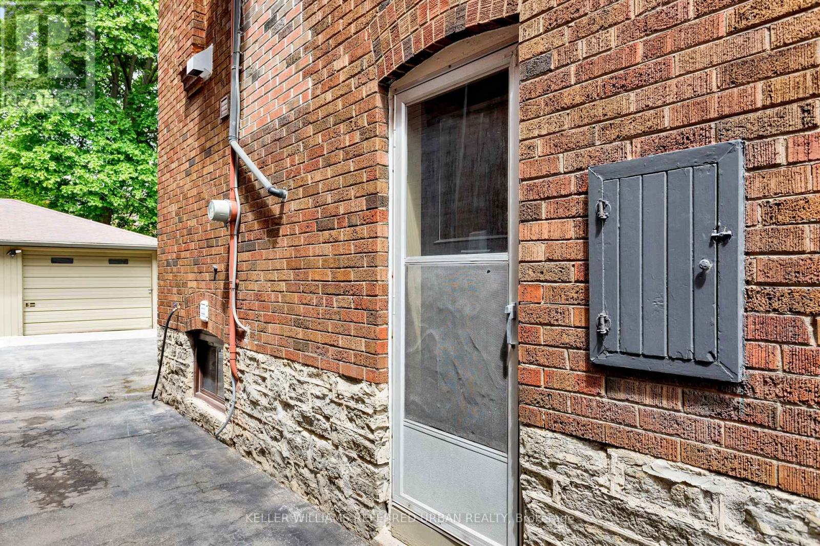 10 Valleyview Gardens, Toronto, Ontario  M6S 2B6 - Photo 49 - W13206000