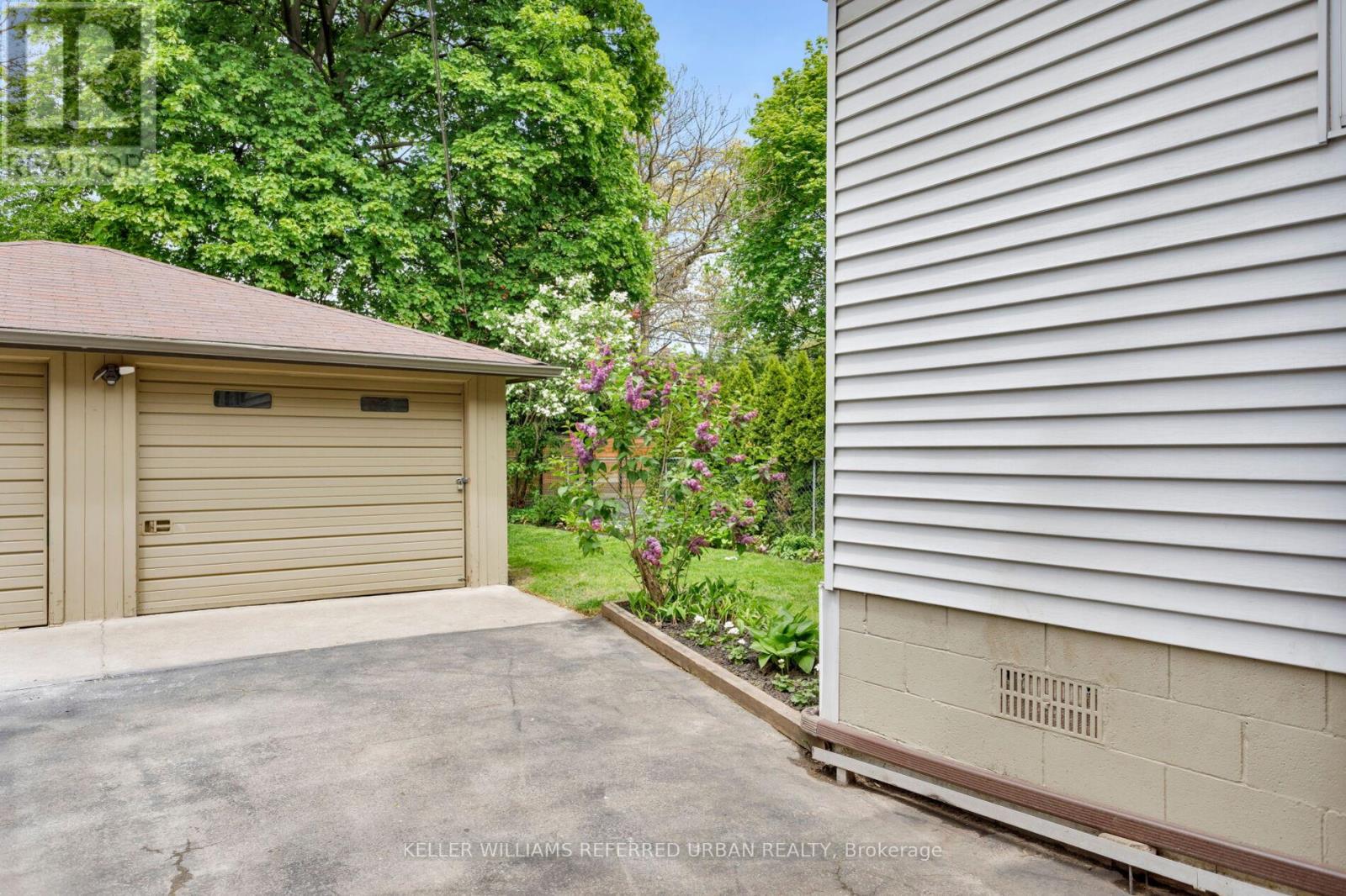 10 Valleyview Gardens, Toronto, Ontario  M6S 2B6 - Photo 47 - W13206000