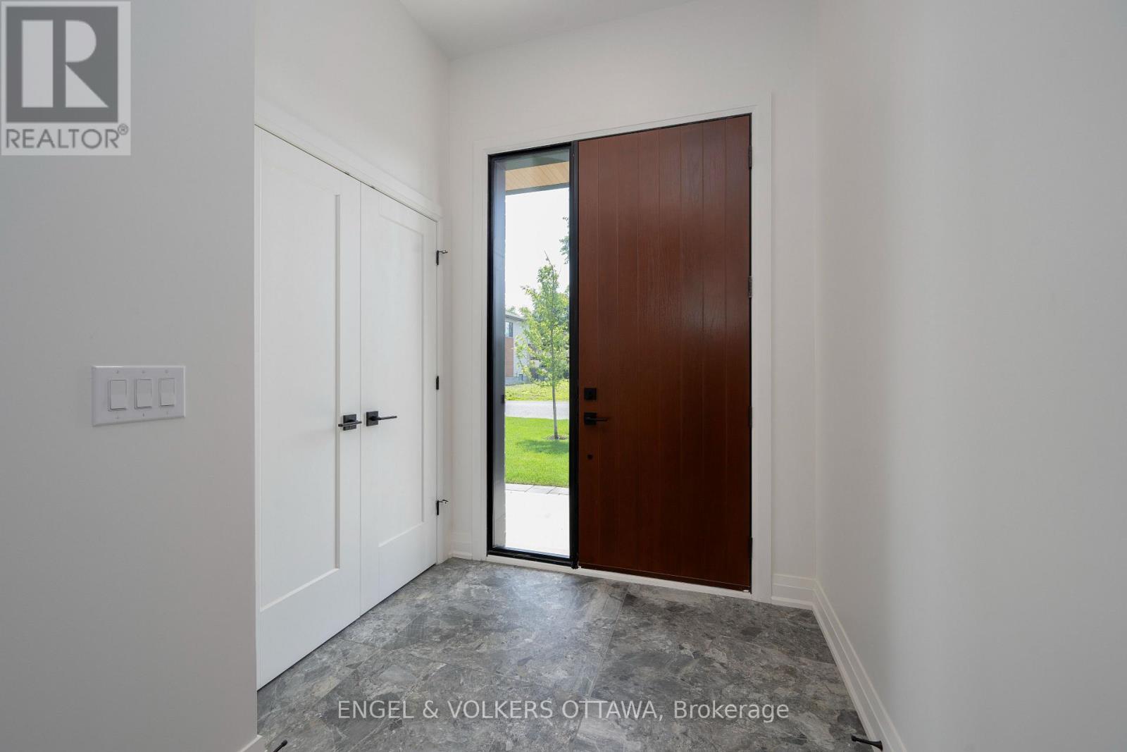 75a Granton Avenue, Ottawa, Ontario  K2G 1W9 - Photo 3 - X13206046