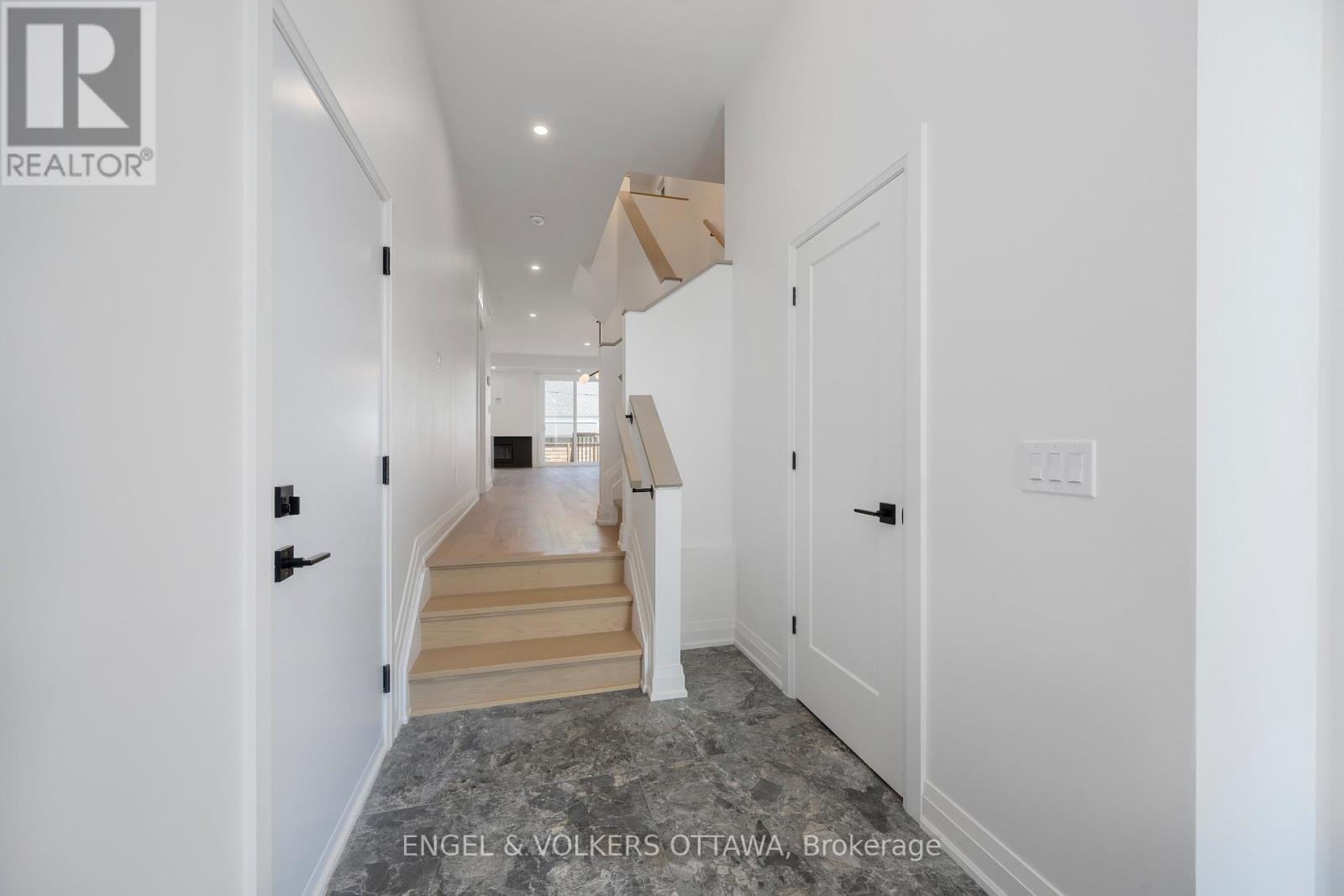75a Granton Avenue, Ottawa, Ontario  K2G 1W9 - Photo 4 - X13206046