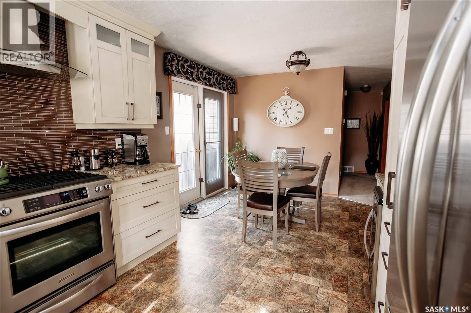 643 Dieppe Drive, Weyburn, Saskatchewan  S4H 3G4 - Photo 12 - SK037310